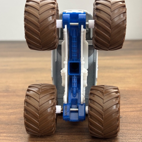 MONSTER JAM Spin Master SML  ICE CREAM MAN 58701 1:64 Die-cast Monster Truck - Picture 6 of 7